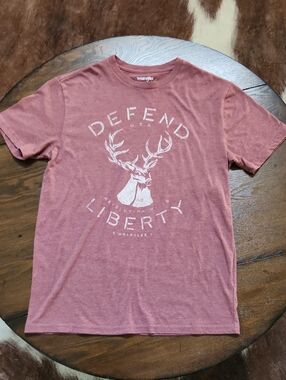 Wrangler Men’s 'Defend Liberty' Graphic Tee - Dusty Rose